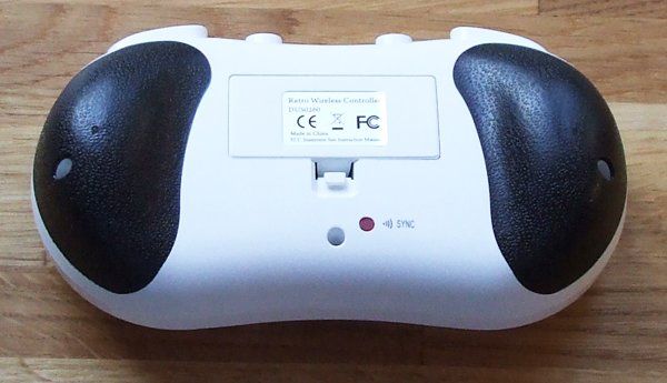 Il retro presenta delle aggiunte in gomma che dovrebbero favorirne l'impugnatura.
