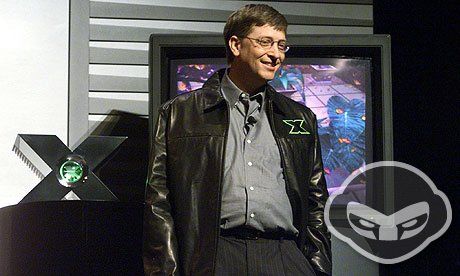 Bill Gates mostra un prototipo della prima Xbox. Troppo bello per arrivare nei negozi...