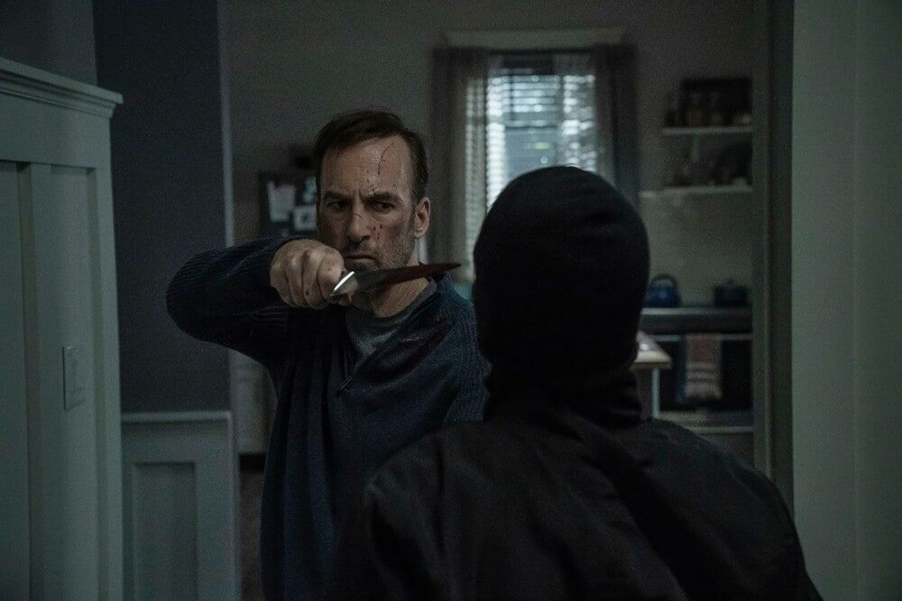 Recensione Io sono nessuno: fate largo al nuovo John Wick, ma amante dei gatti