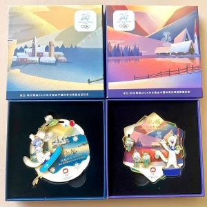 Milano Cortina 2026 Olimpiadi Invernali Mascotte Ufficiale Tina Partenza e Spille Trionfo