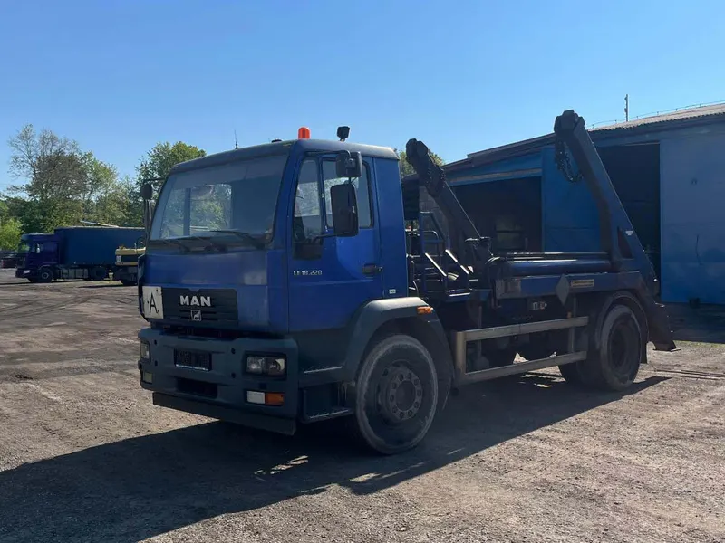 MAN LE 18.220 / 2004 / 601 800 km