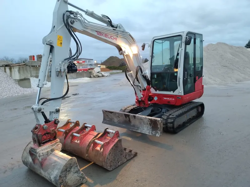 TAKEUCHI TB 240