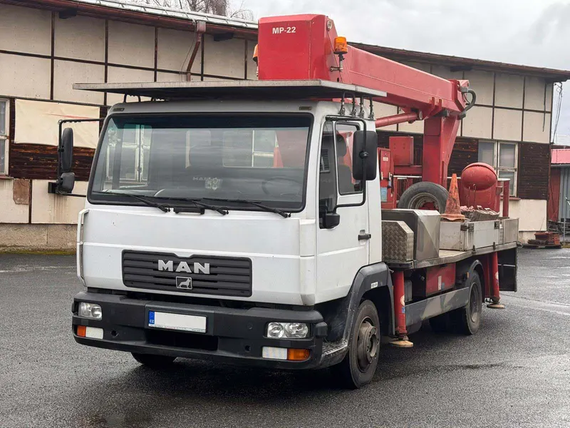 MAN 8.163 LC 4X2 / 2001 / 151 700 km