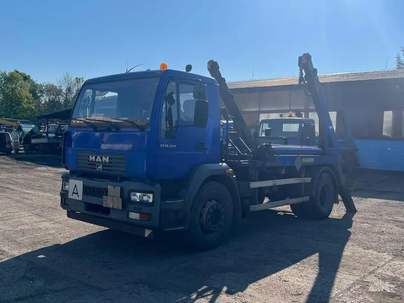 MAN LE 18.220 / 2004 / 472 550 km