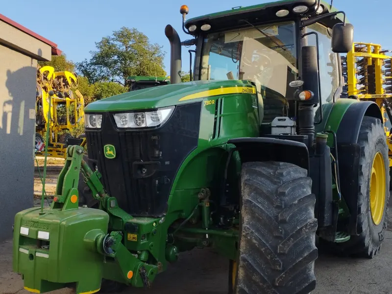 JOHDN DEERE 7310R / 2016 / 8 050 m/h