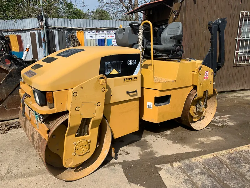 Caterpillar CB 34/ 2010/ vibratory roller