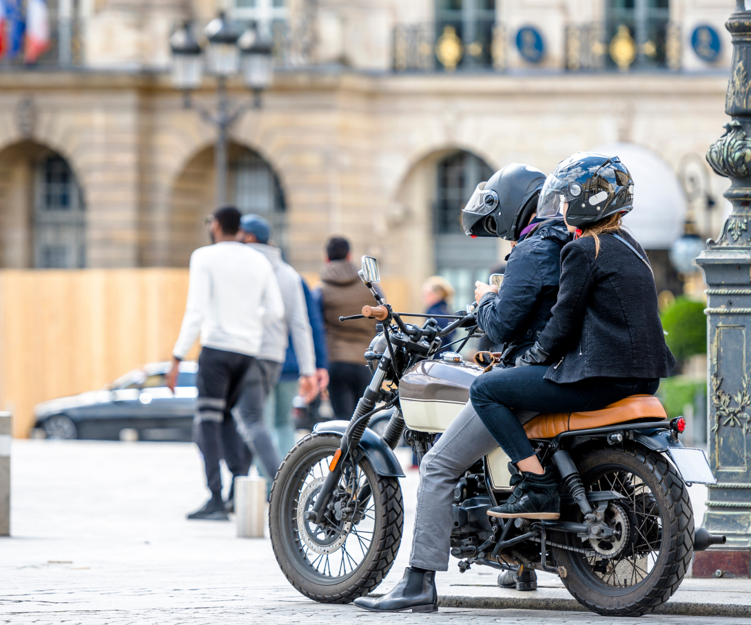 deux personne sur une moto