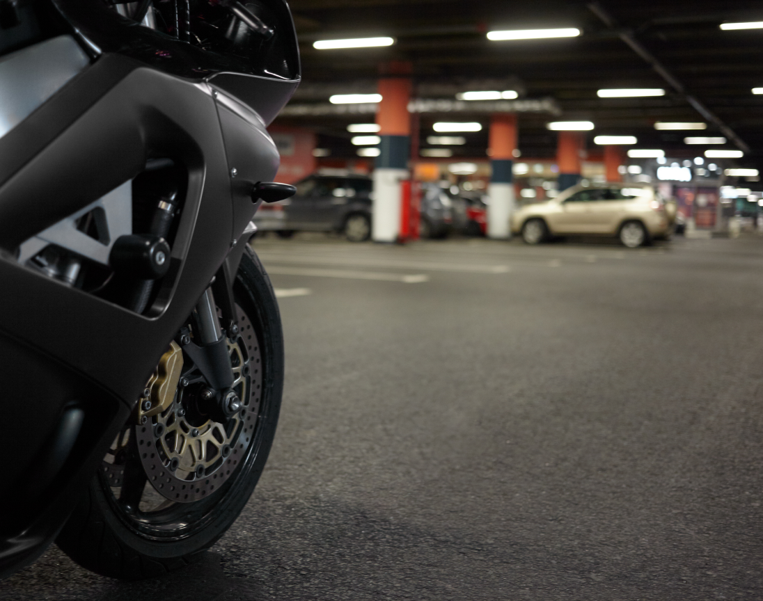 roue avant d'une moto dans un parking