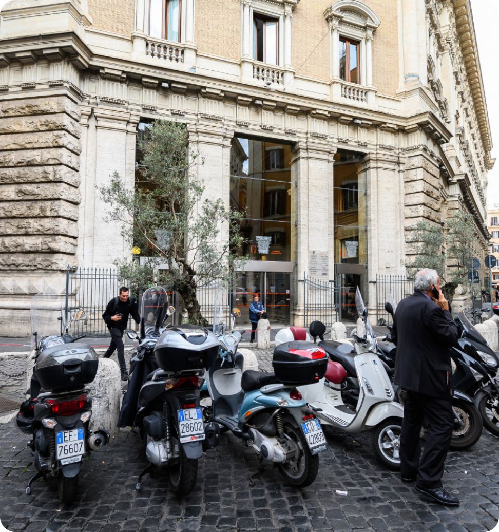 scooter garé dans la rue