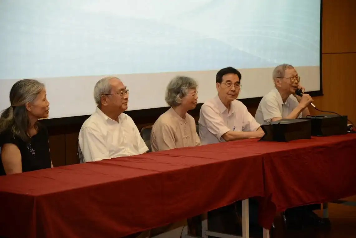 Figure 3 - 三位老師、兩位師母,坐在台上和台下的同學們有一段相當長而珍貴的互動對話,由右至左依序為:楊維楨老師、郭德盛老師、郭師母、李學養老師、李師母。 三位老師、兩位師母