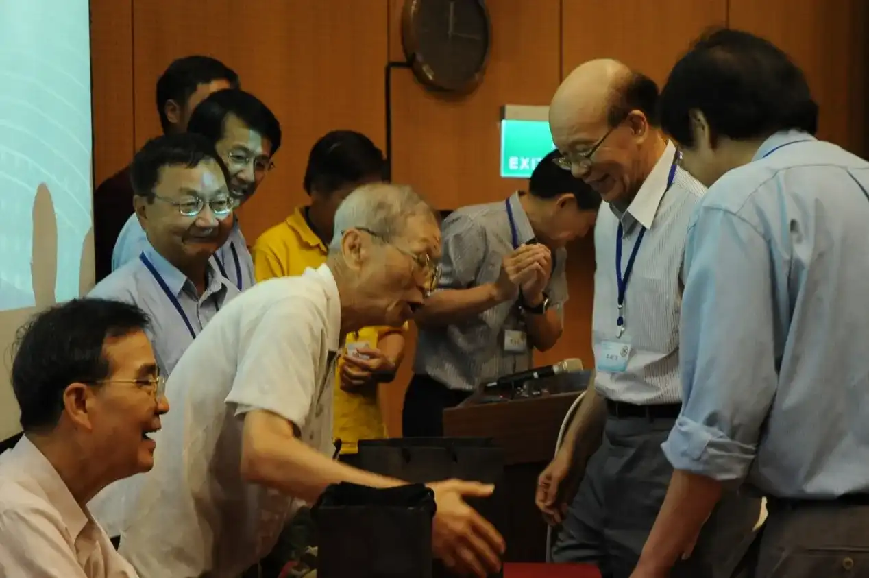 Figure 7 - 楊維禎老師和致送紀念品的同學互動情形。 楊維禎老師和同學互動情形