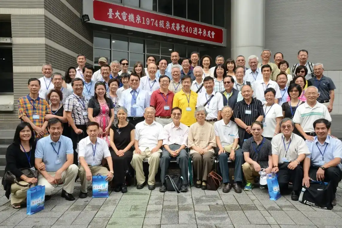 Figure 9 - 大合照一:博理館前。三位老師、兩位師母坐下後,其他人一律在兩側四週,或站或蹲;包括前校長(李嗣涔同學)、郭斯彥院長、電機資訊兩位系主任都站在旁邊,以示「尊師重道」。 大合照一
