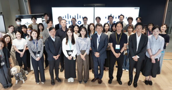現地参加した社員が勢ぞろいして集合写真を撮影した様子