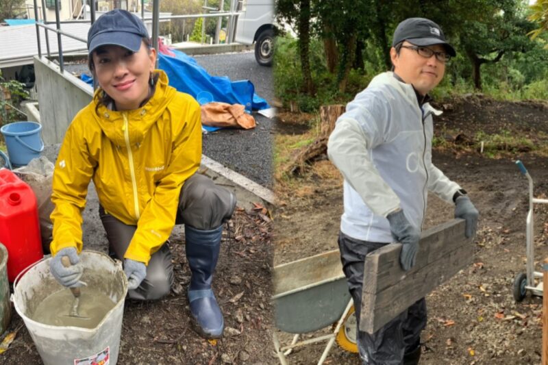 木目調の石製タイルを現場まで運び、接着剤として使うモルタルを作っている様子