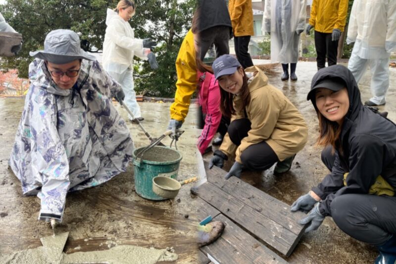 モルタルを綺麗に平らに塗ったら、その上に慎重にタイルを載せます