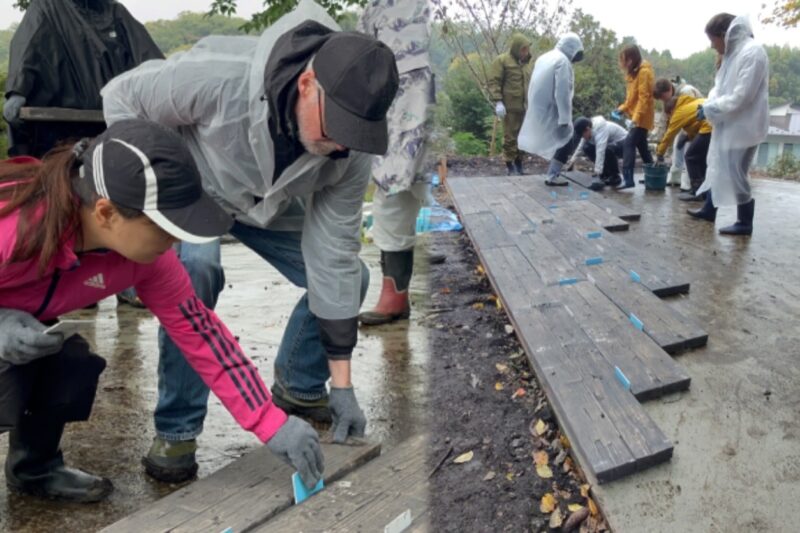 タイルとタイルの間の隙間を等間隔にするために、スペーサーを使って調整します