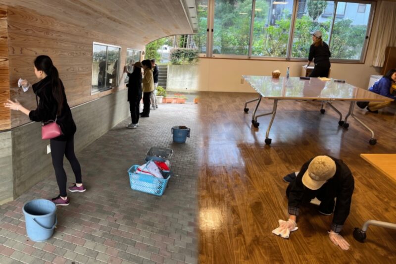 こちらは施設内の清掃(壁・窓・床の拭き掃除)チームです!