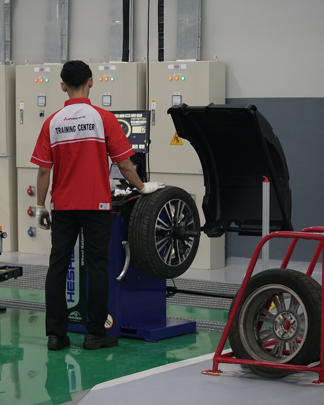 Kapan Saatnya Rotasi Ban, Spooring, dan Balancing?