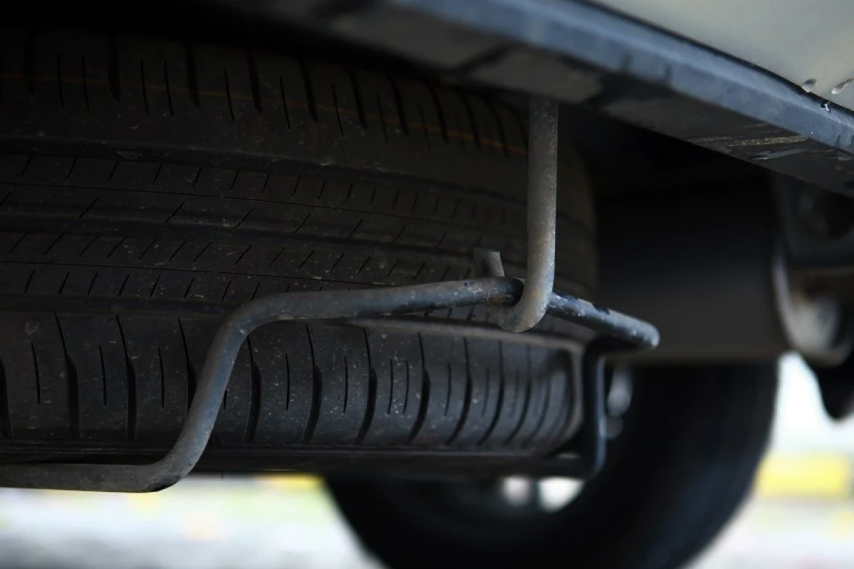 Berikut Ini Langkah Tepat Mengganti Ban Serep di Xpander