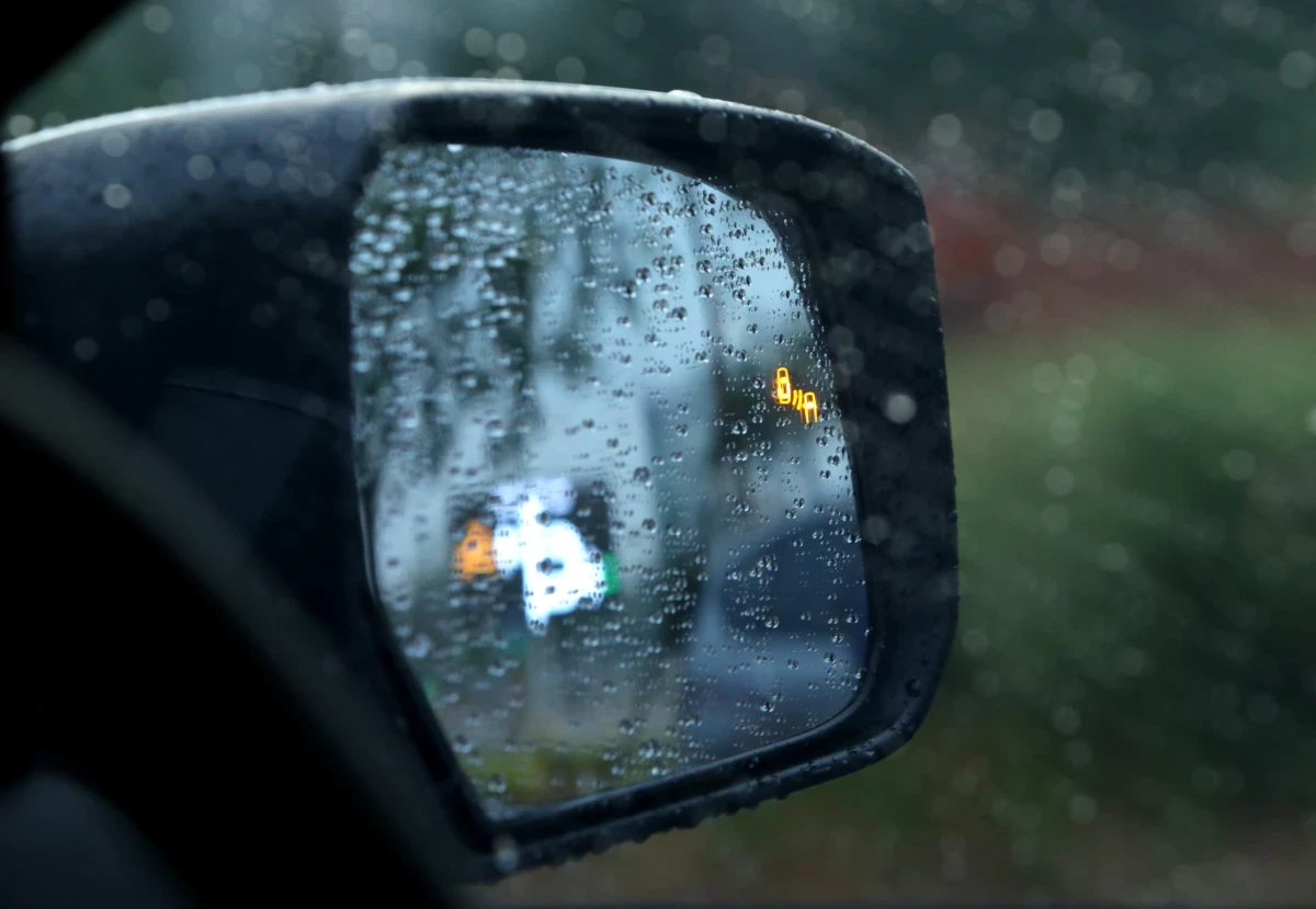 CARA MENGOPERASIKAN FITUR BLIND SPOT WARNING WITH LANE CHANGE ASSIST DI MOBIL MITSUBISHI MOTORS