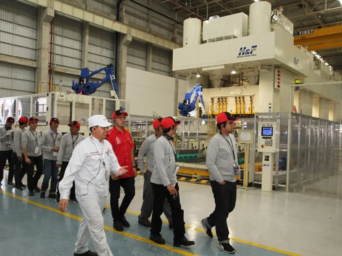 Jurnalis, Blogger dan Komunitas Diajak Melihat Pabrik Mitsubishi