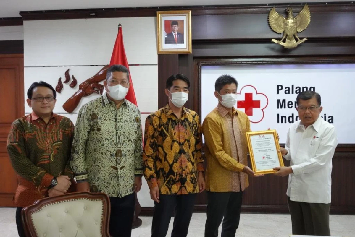 Grup Mitsubishi Krama Yudha Serahkan Donasi Untuk Masyarakat Terdampak Gempa Cianjur ke PMI