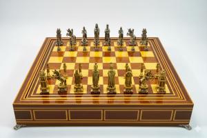 Srebrne kolekcjonerskie figury szachowe z szachownicą i etui