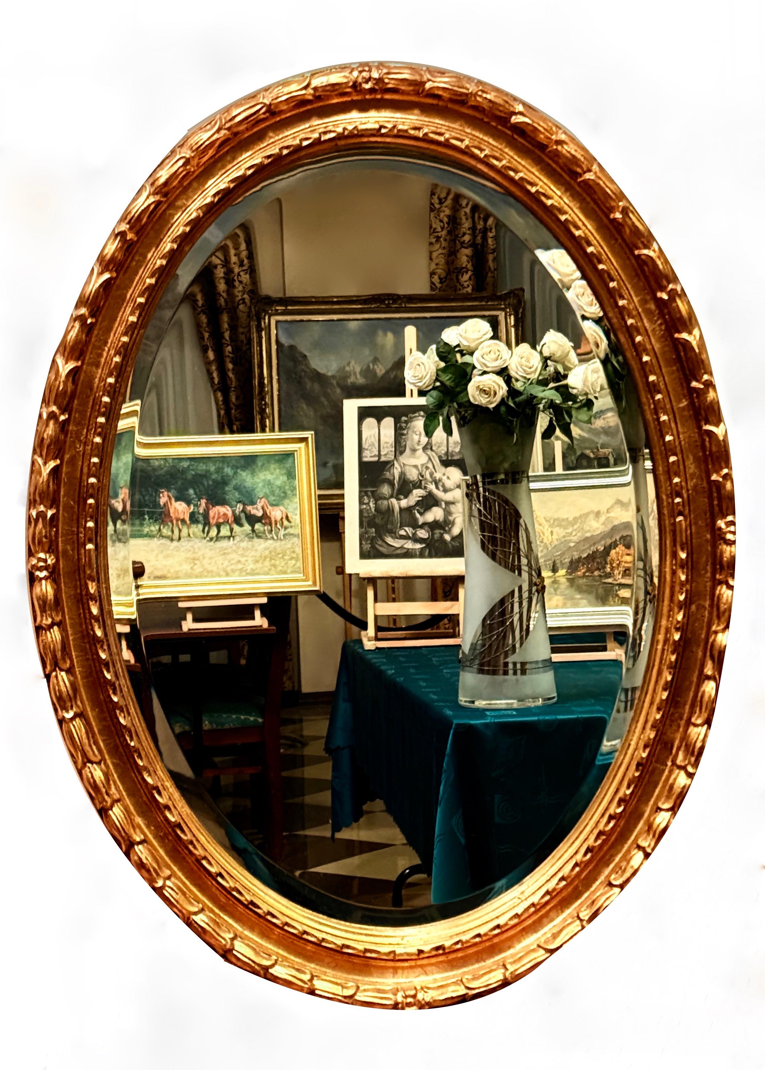 Owalne lustro salonowe w ozdobnej ramie