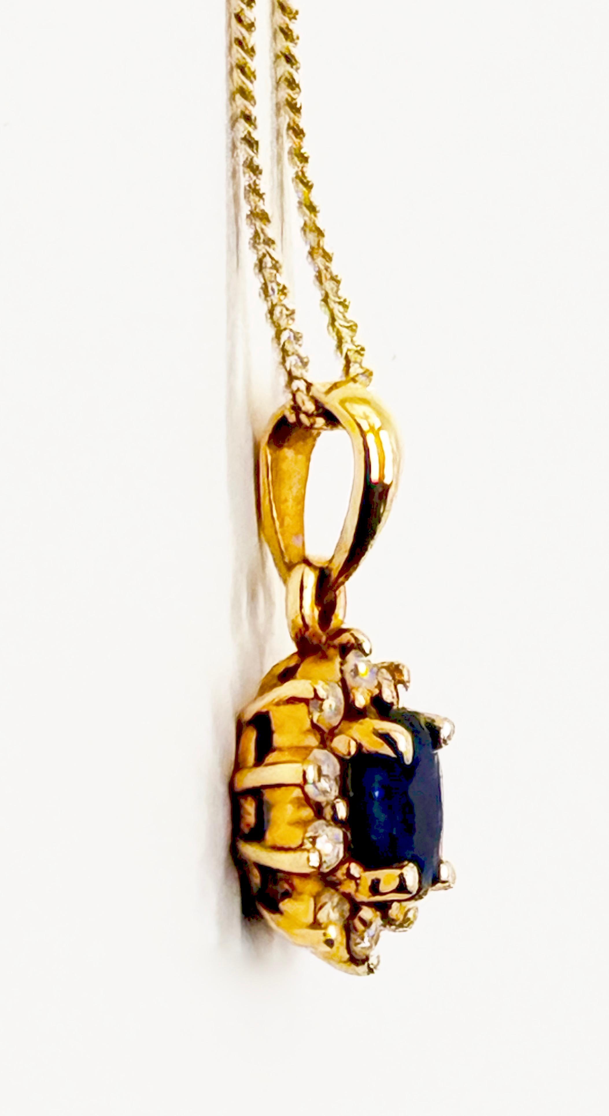 Złoty wisior ze złotym łańcuszkiem , masa łączna 3 g