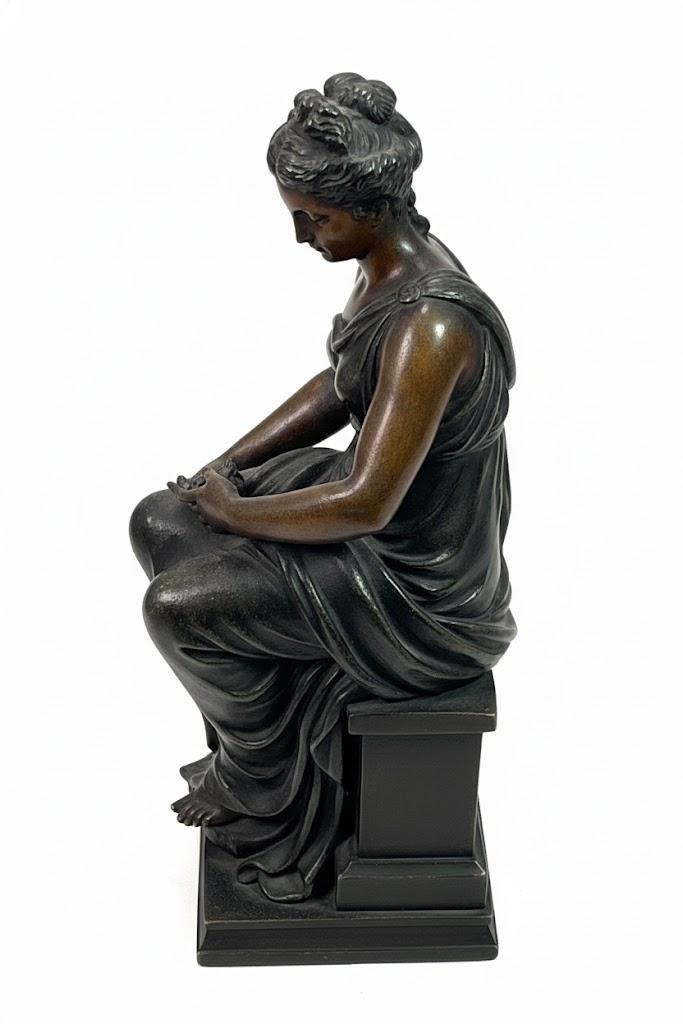 Figura siedzącej Greczynki na cokole