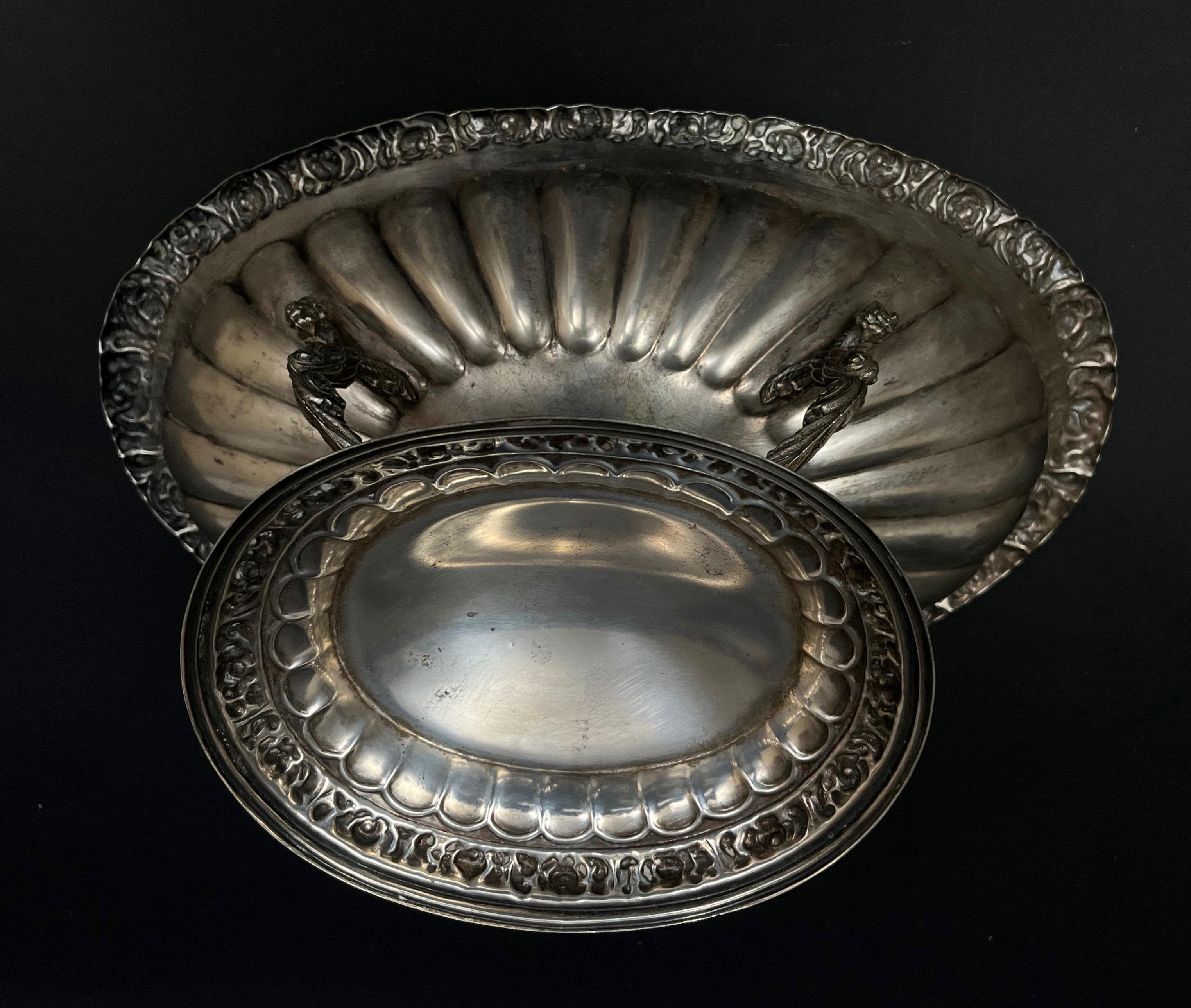 Dekoracyjna patera platerowa stojąca na 4 gryfowych nogach