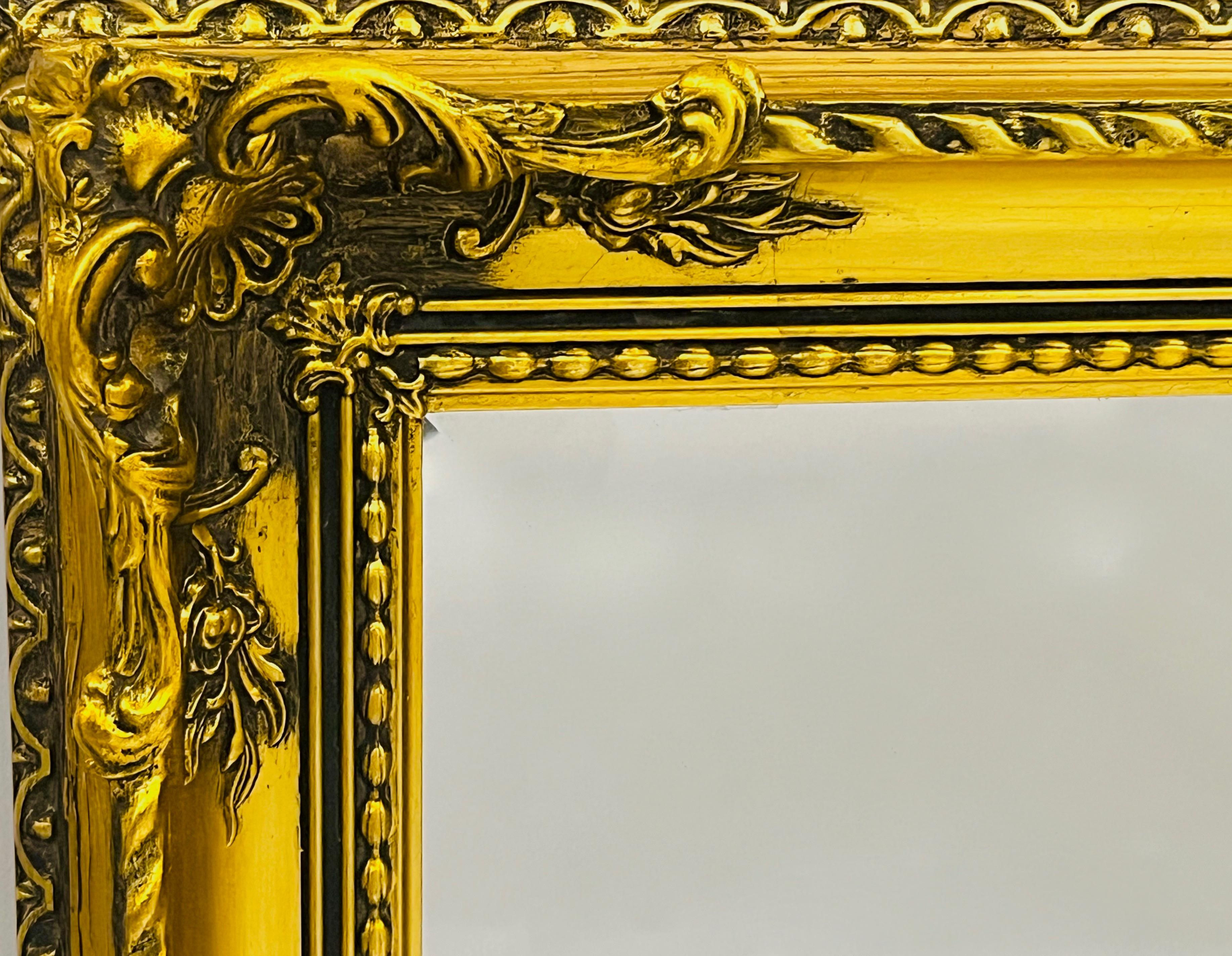 Dekoracyjne lustro salonowe