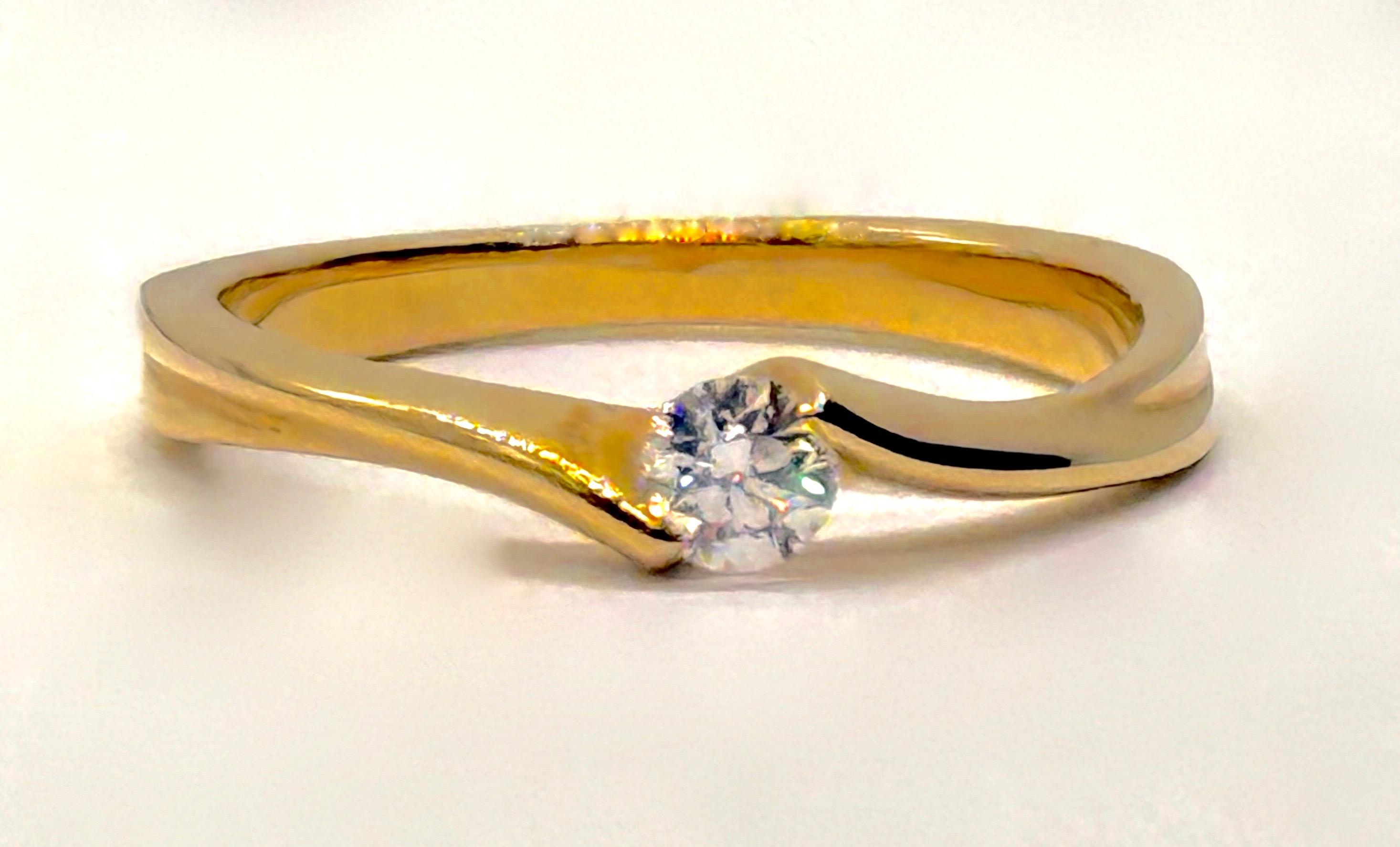 Złoty pierścionek zdobiony diamentem 0,11 ct