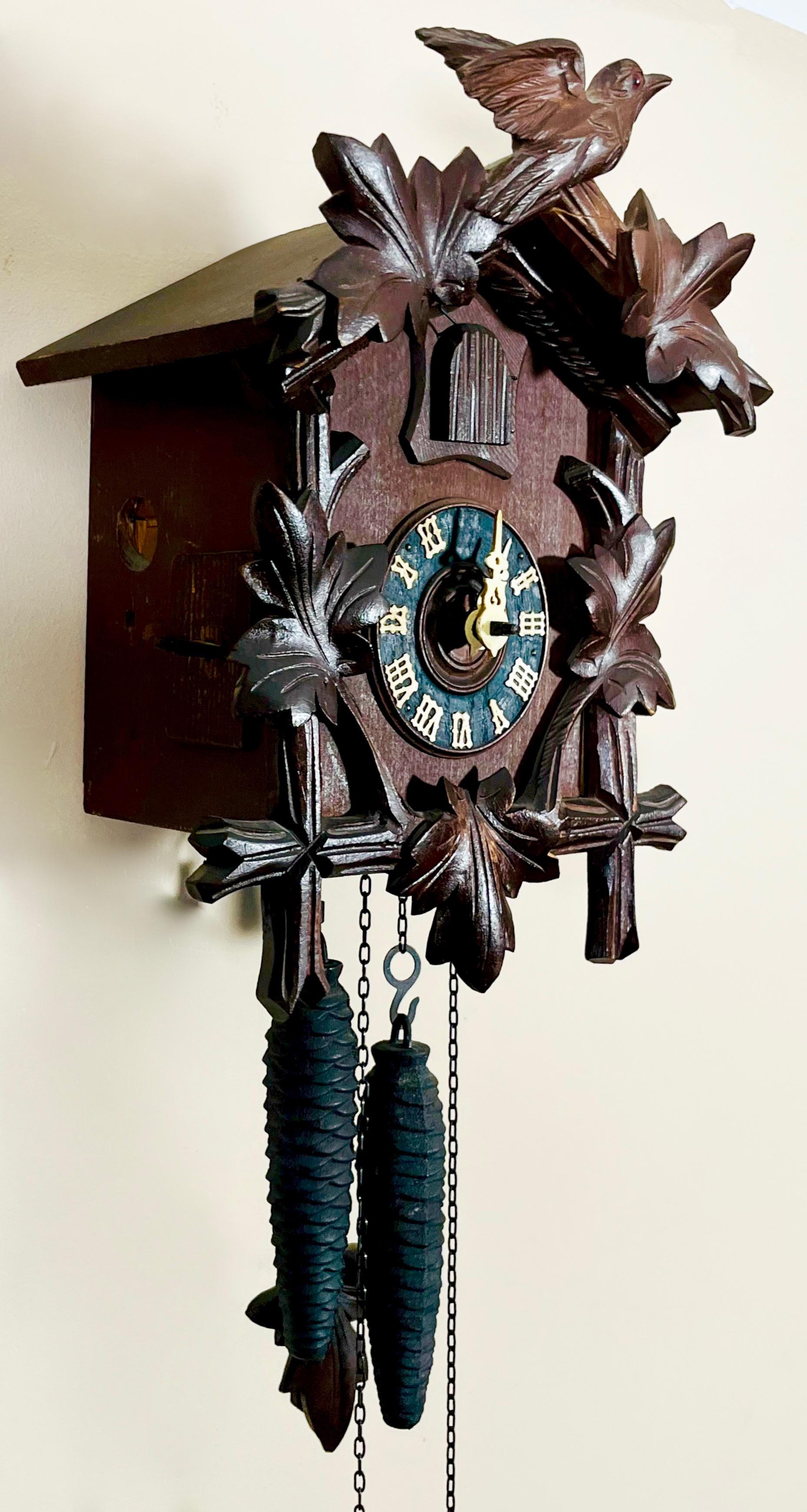 Dekoracyjny zegar ścienny z kukułką