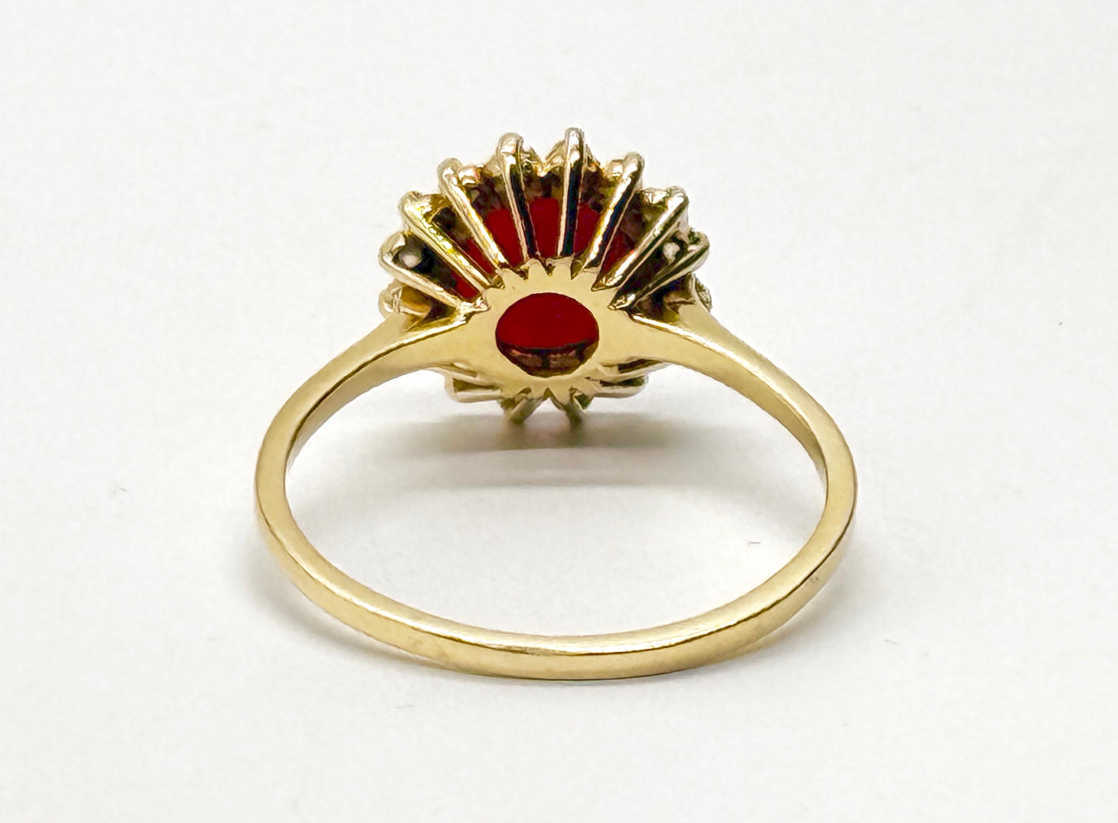 Złoty pierścionek zdobiony koralem , masa 3,8 g