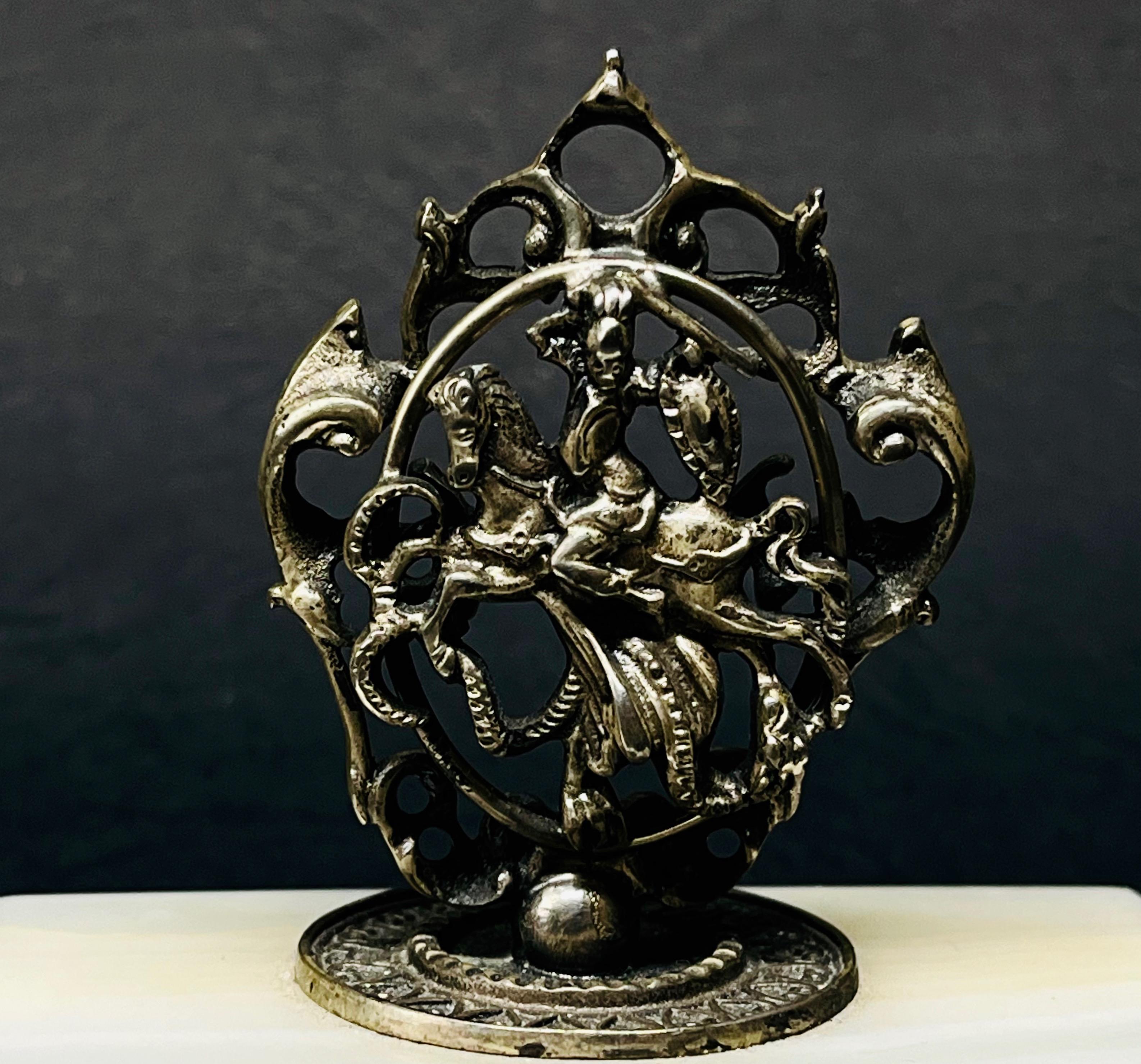 Srebrna statuetka z wizerunkiem św. Jerzego walczącego ze smokiem