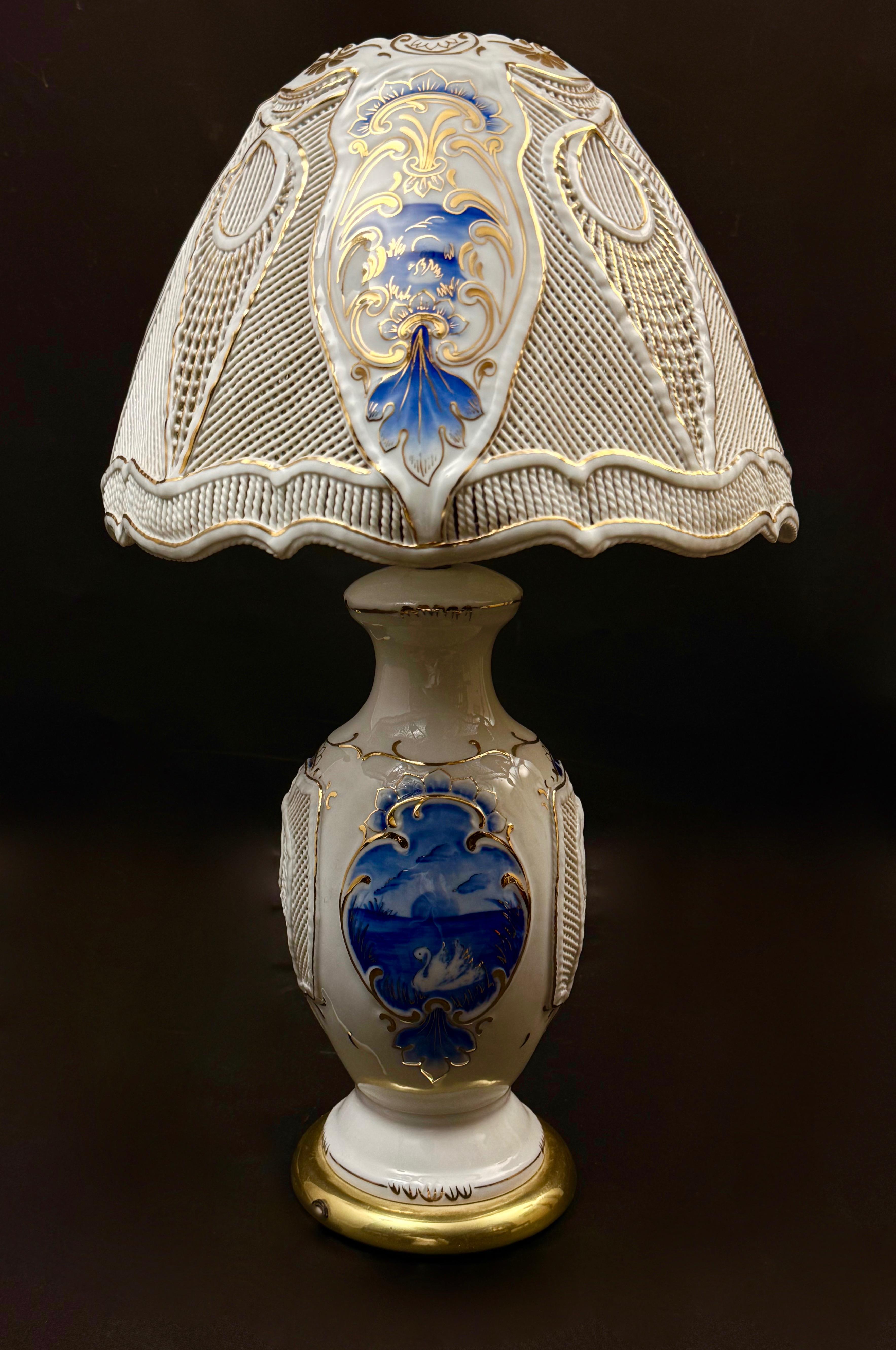 Ażurowa lampa salonowa