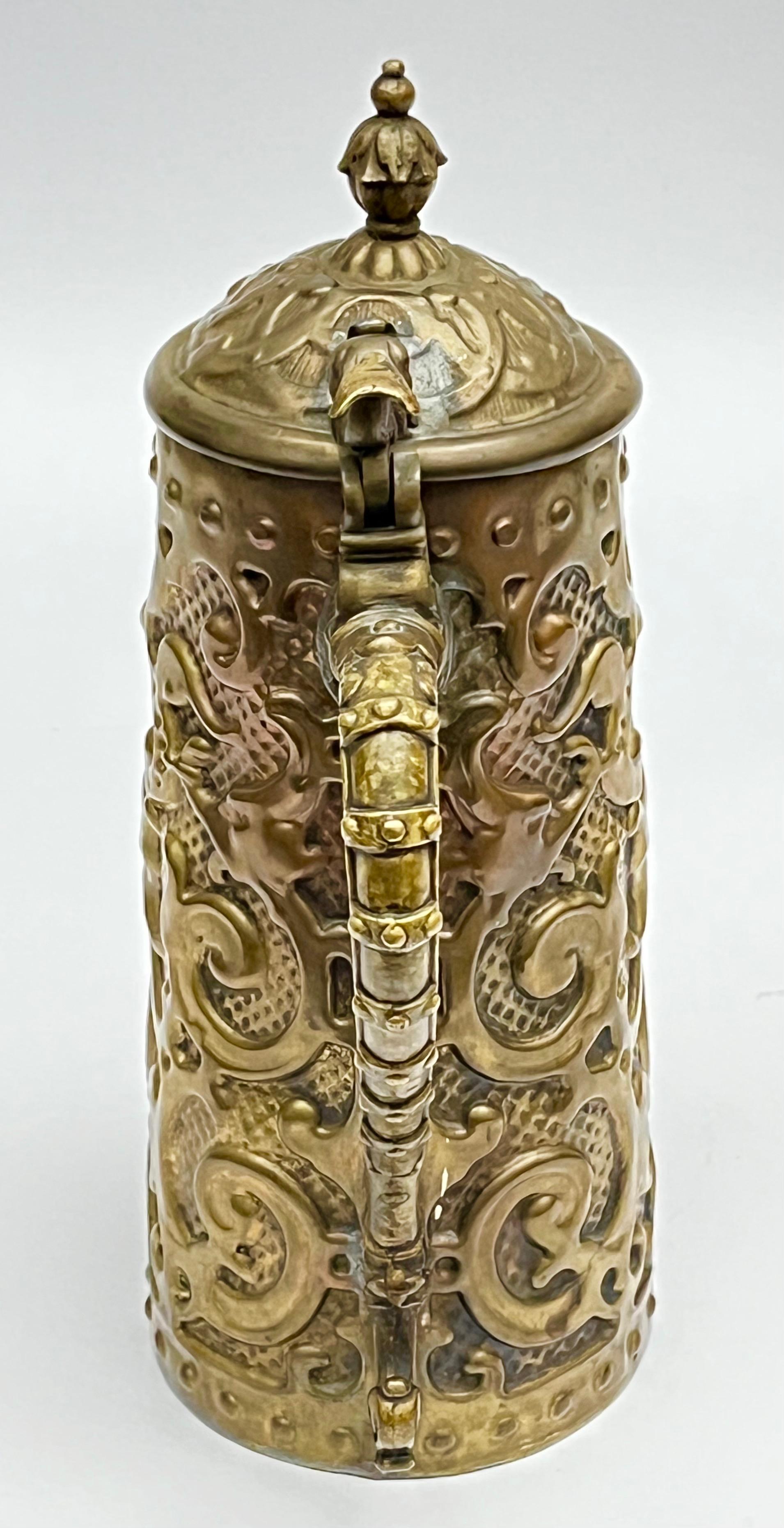 Dekoracyjny kufel z nakrywą