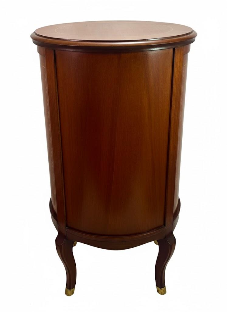 Okrągła komoda w stylu Ludwika XVI stojąca na 4 giętych nogach