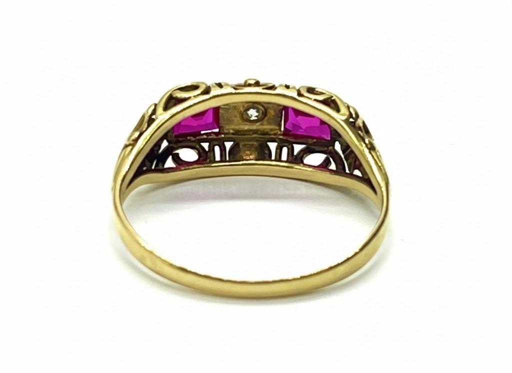 Złoty pierścionek z diamentem i dwoma rubinami