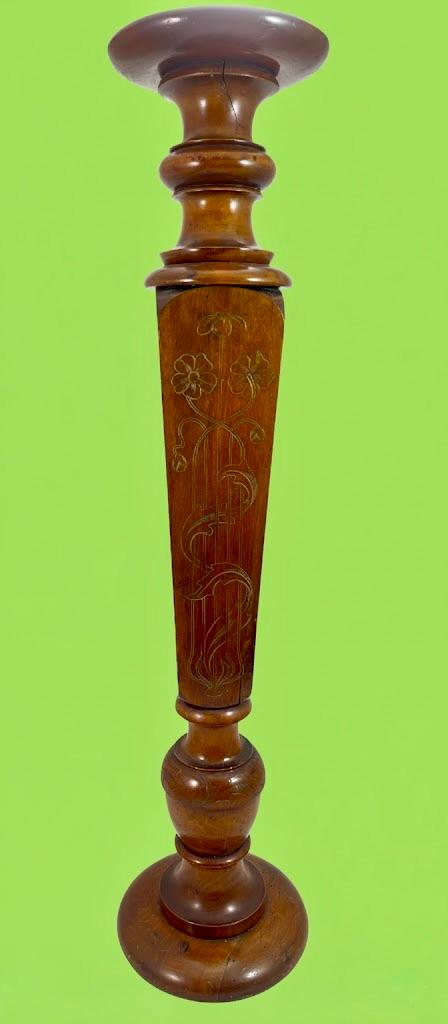 Secesyjny postument salonowy stojący na okrągłej podstawie