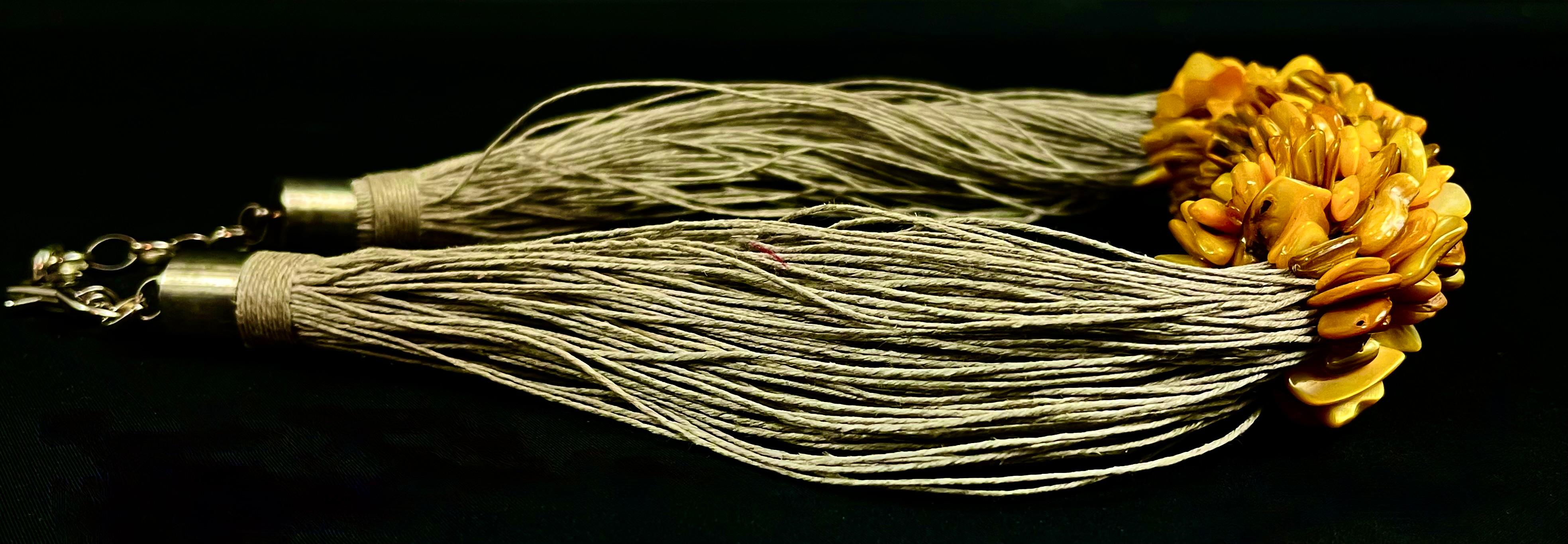 Naszyjnik zdobiony bursztynowymi łuskami