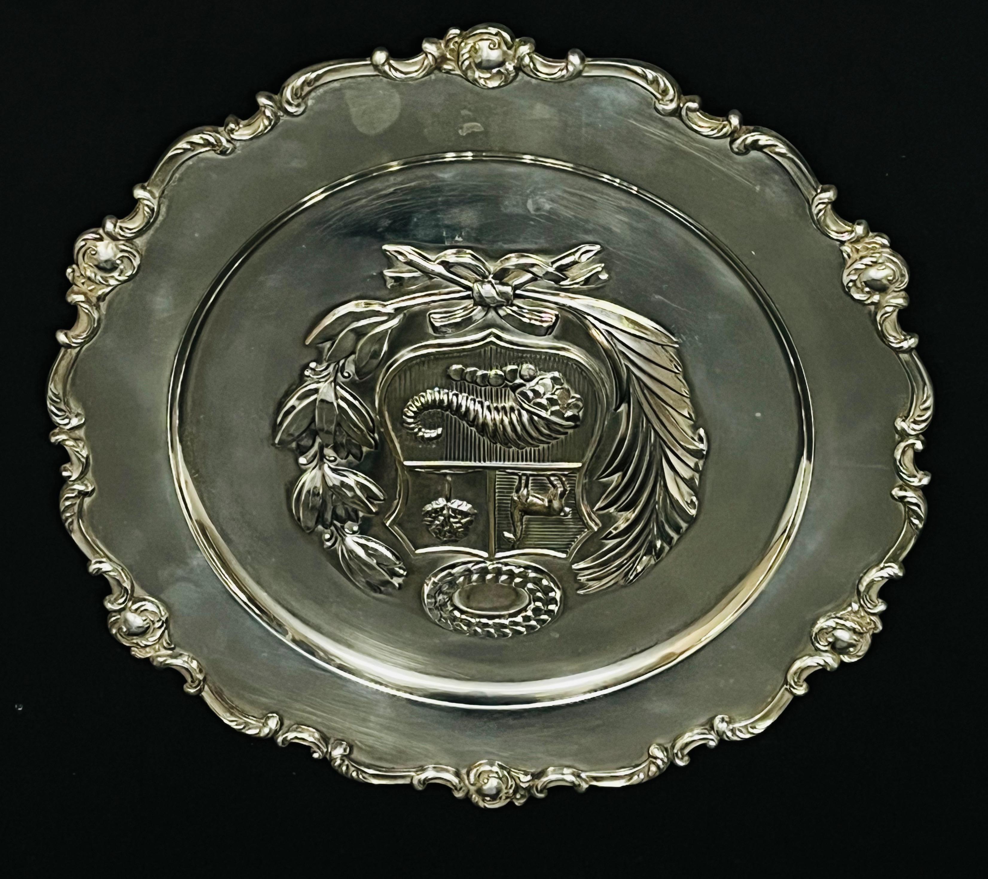 Srebrna patera wielolistna zdobiona w lustrze herbem Peru, masa 375 g