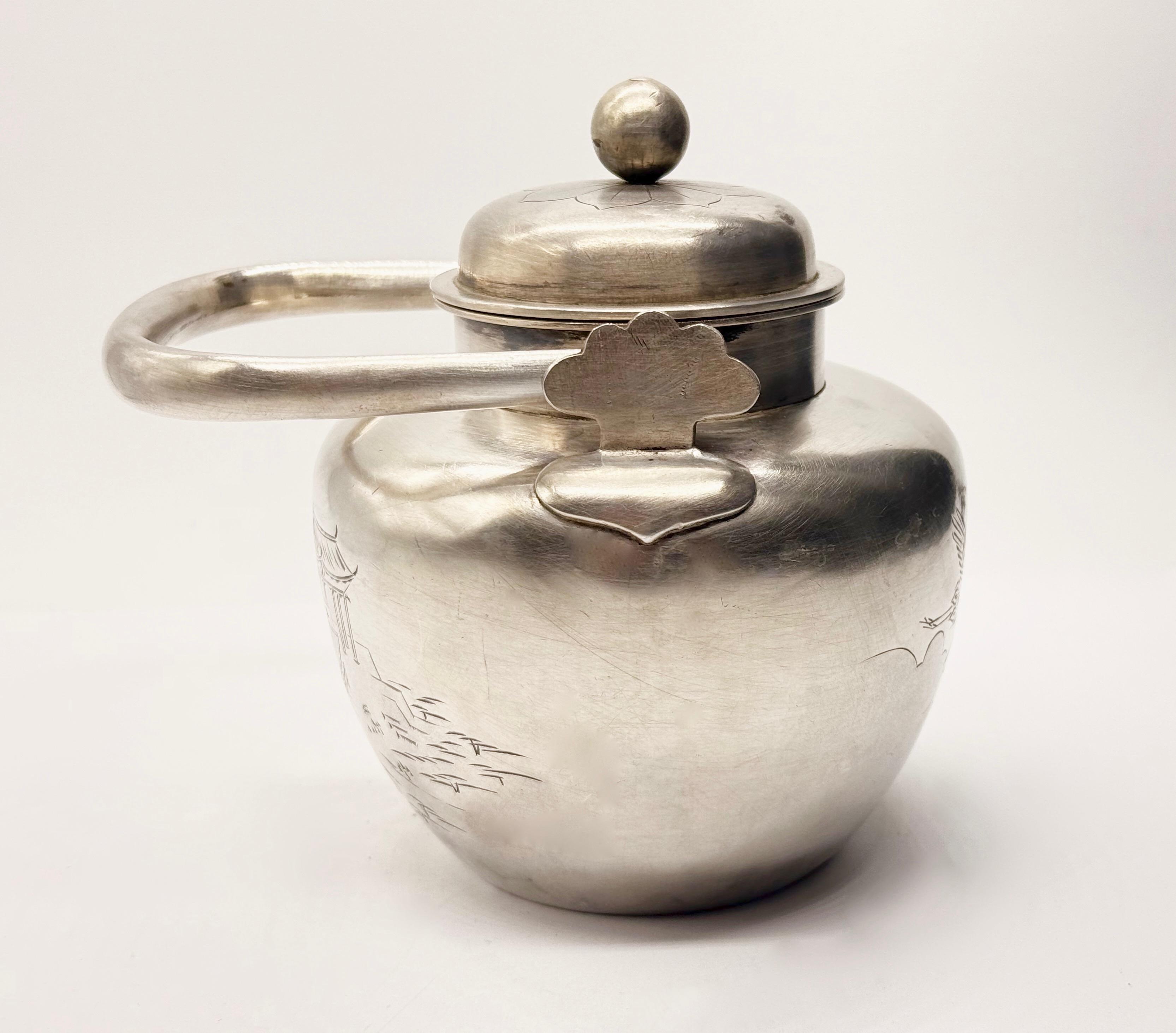 Srebrny czajnik z uchwytem i nakrywą , masa 402 g