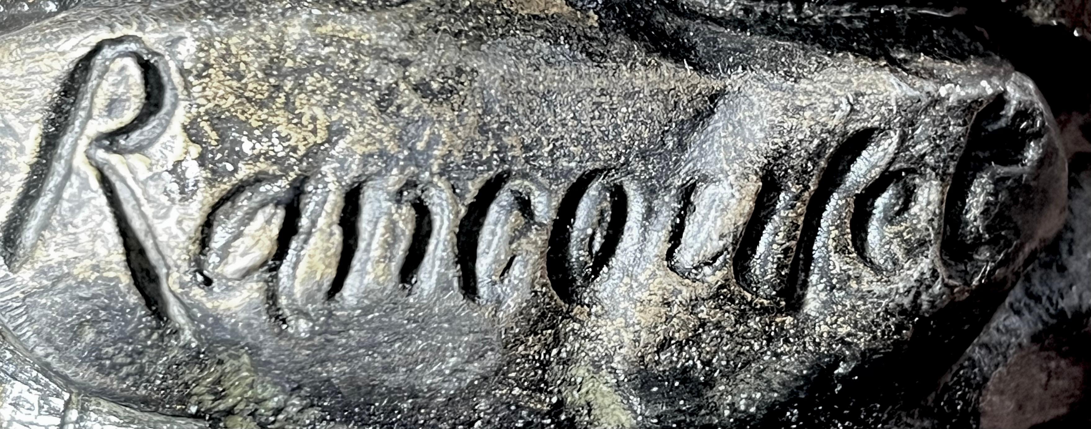 Dekoracyjna figura młodego wędrowca stojąca na cokole