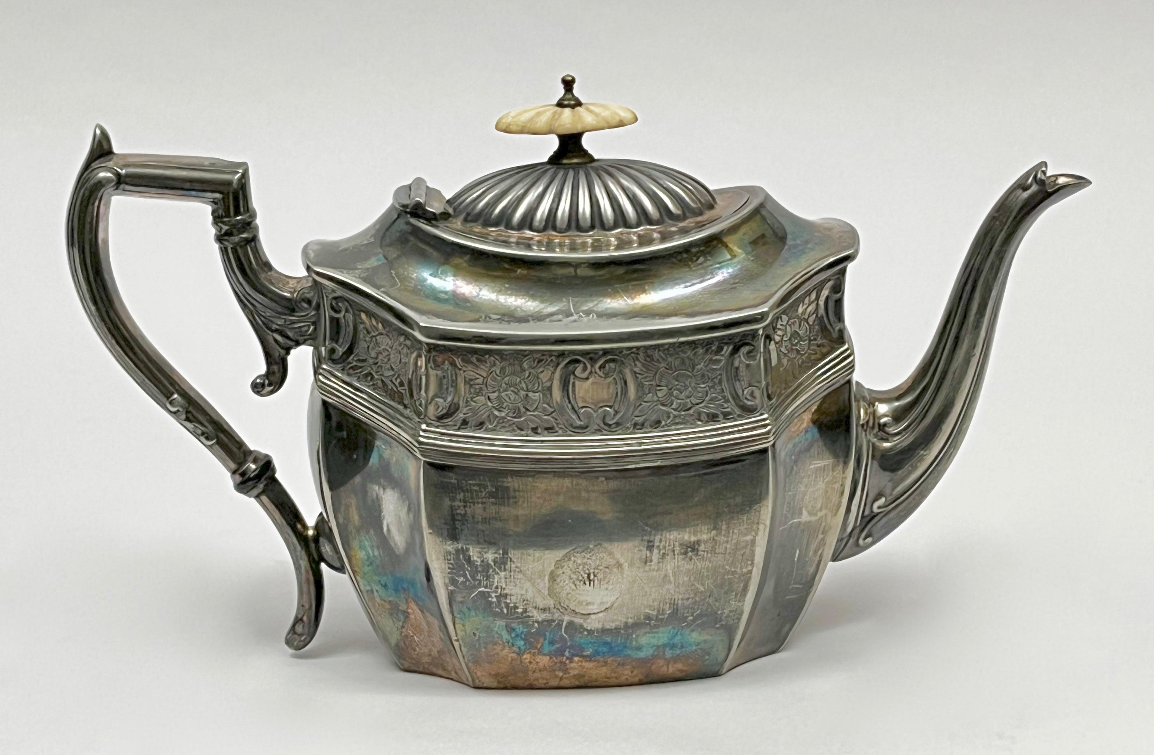 Ozdobny czajnik platerowy z nakrywą