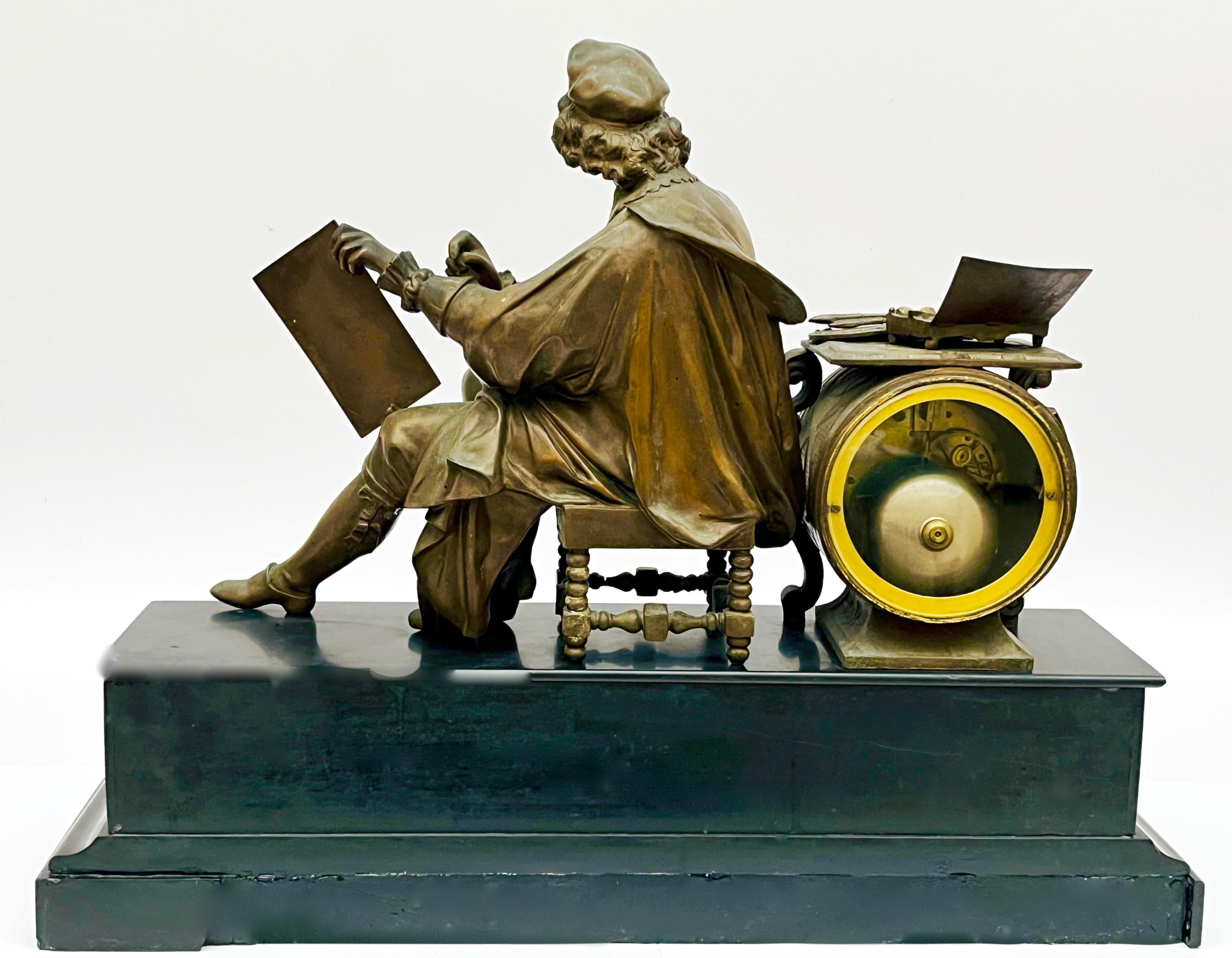 Dekoracyjny zegar zdobiony figurą renesansowego malarza Rafaela