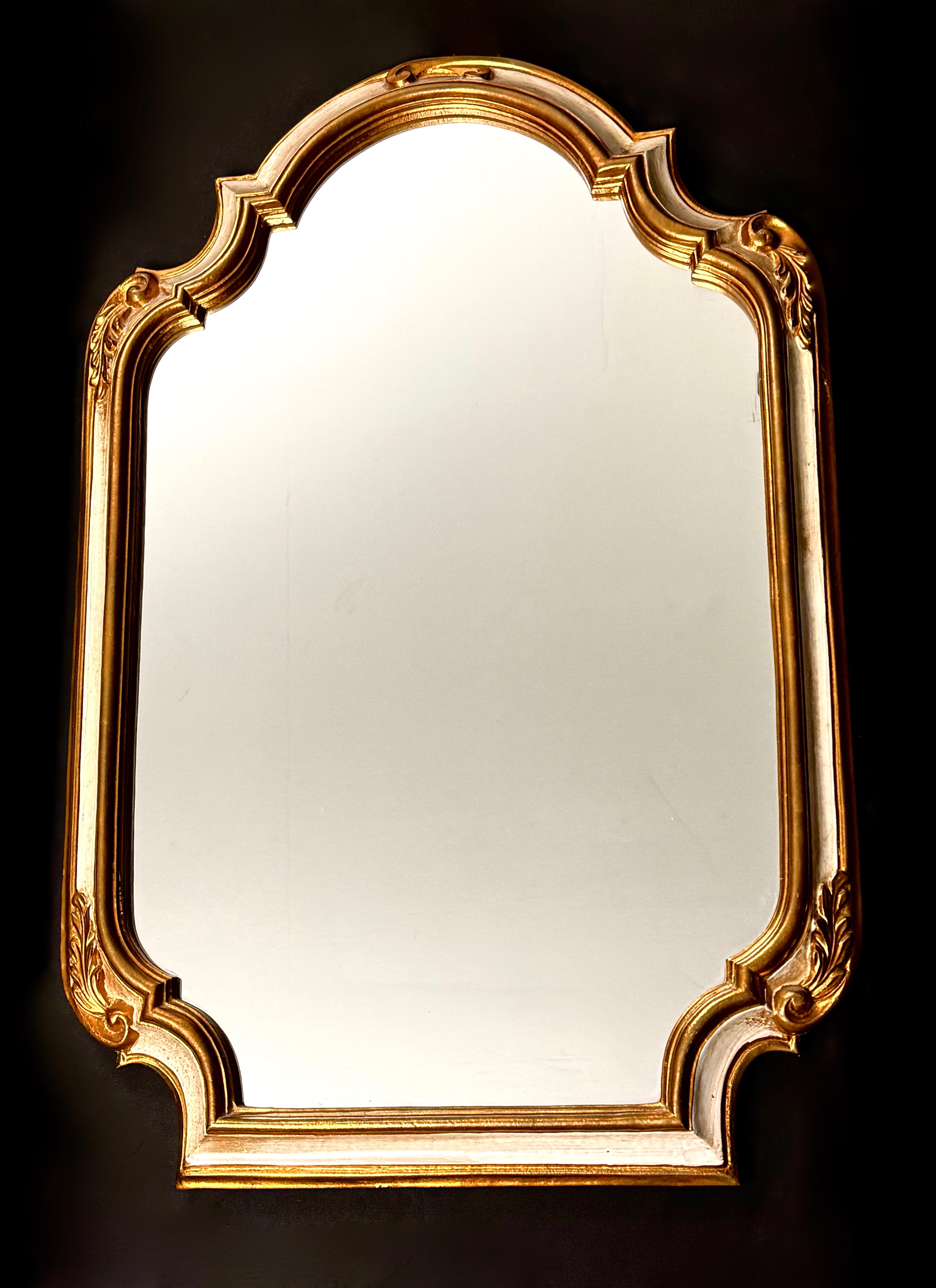 Dekoracyjne lustro salonowe w ozdobnej złoconej ramie