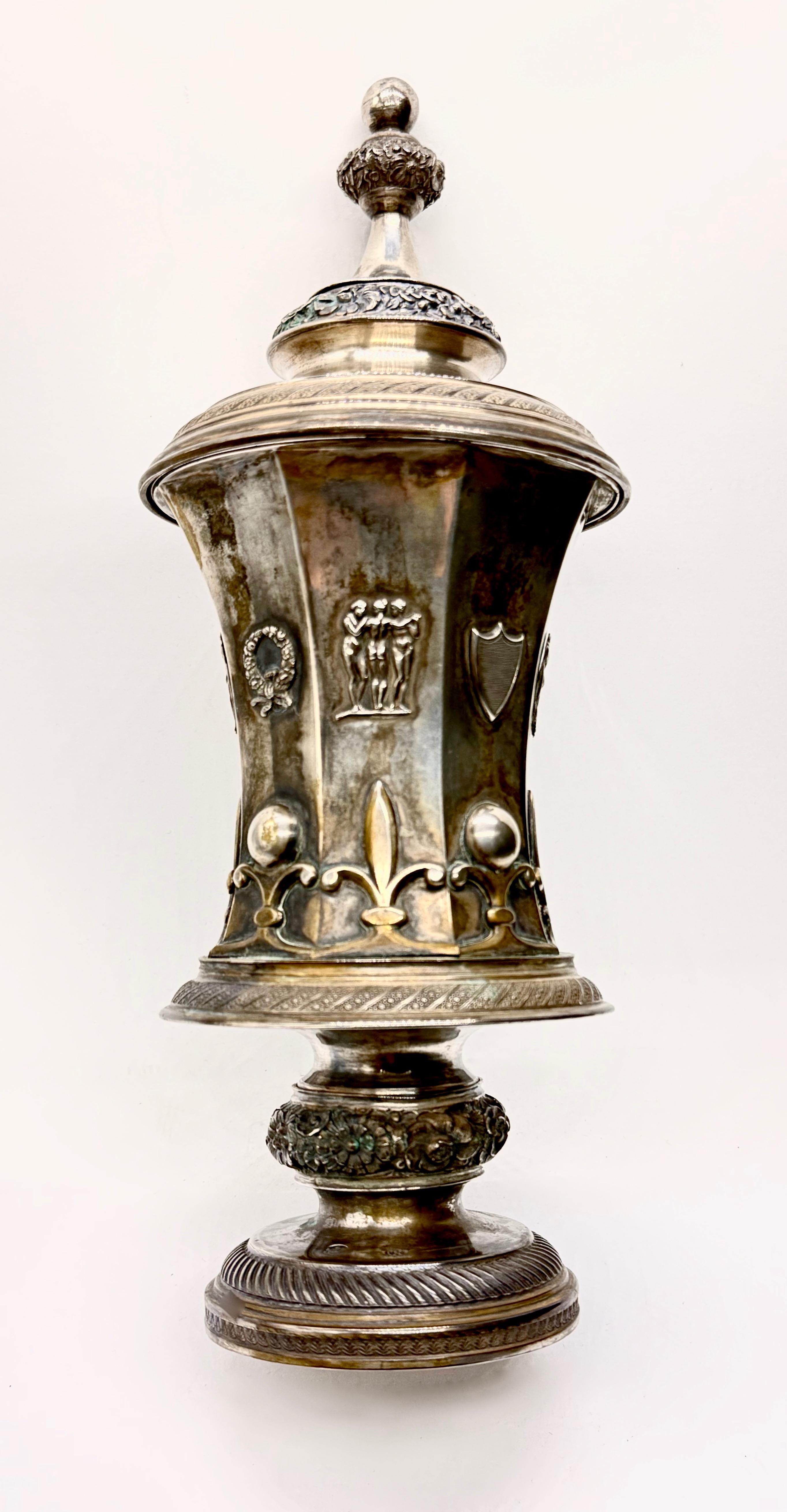 Srebrny puchar z nakrywą , Austria 1829 r, masa łączna 581 g