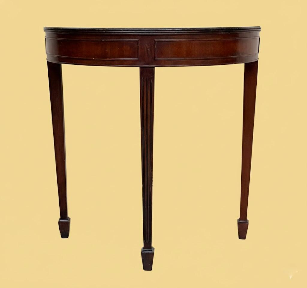 Dekoracyjna konsola stojąca na 3 reliefowych nogach